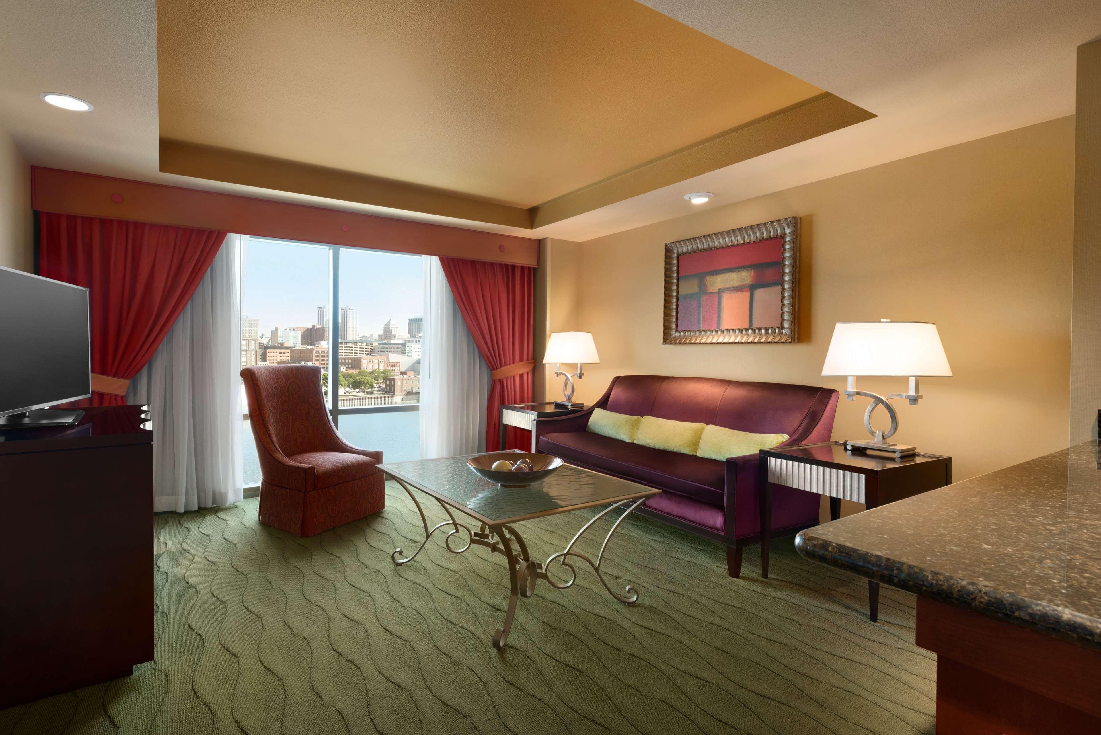 Embassy Suites East Peoria Hotel And Riverfront Conference Center Exteriér fotografie
