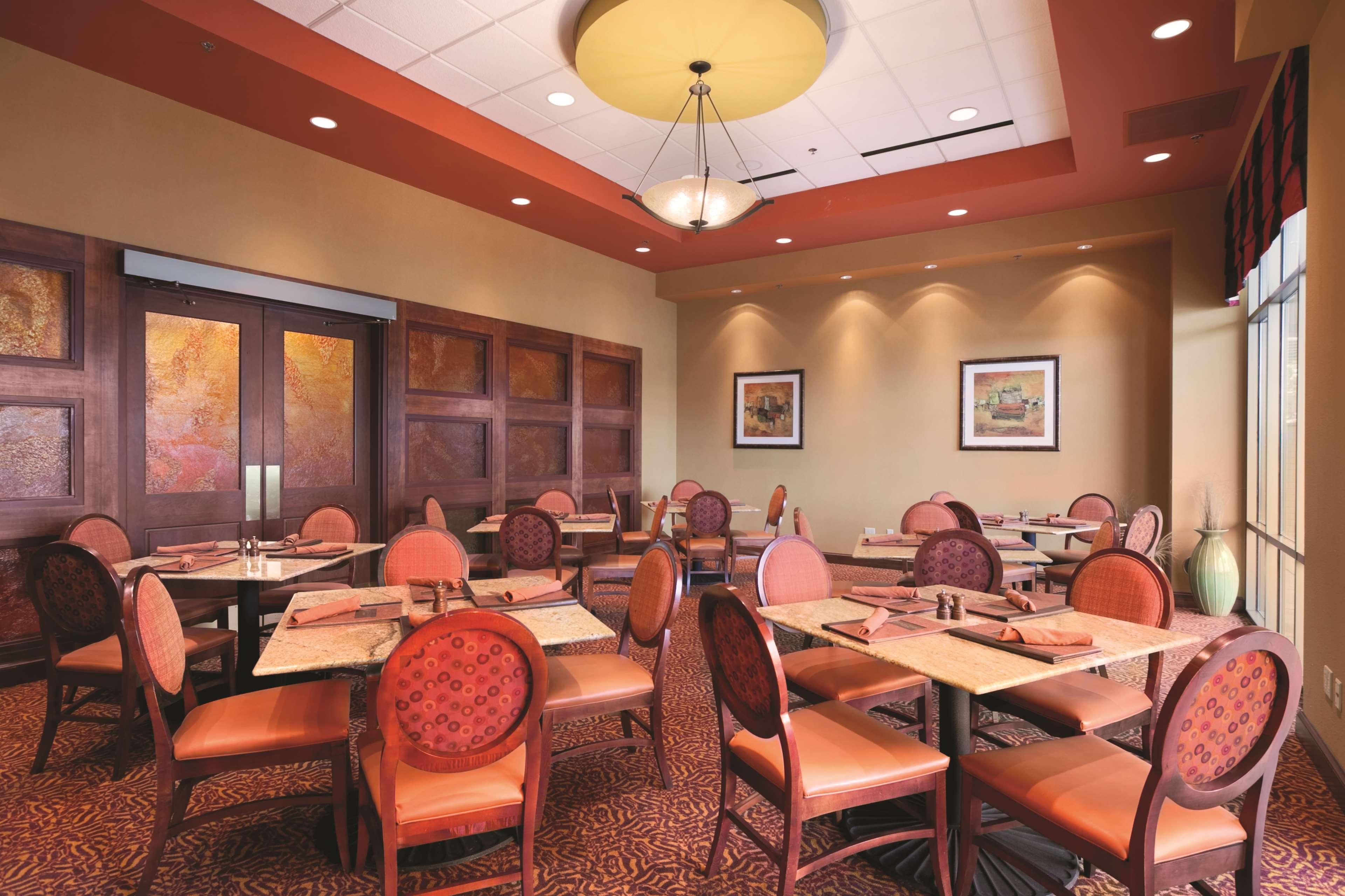 Embassy Suites East Peoria Hotel And Riverfront Conference Center Restaurace fotografie