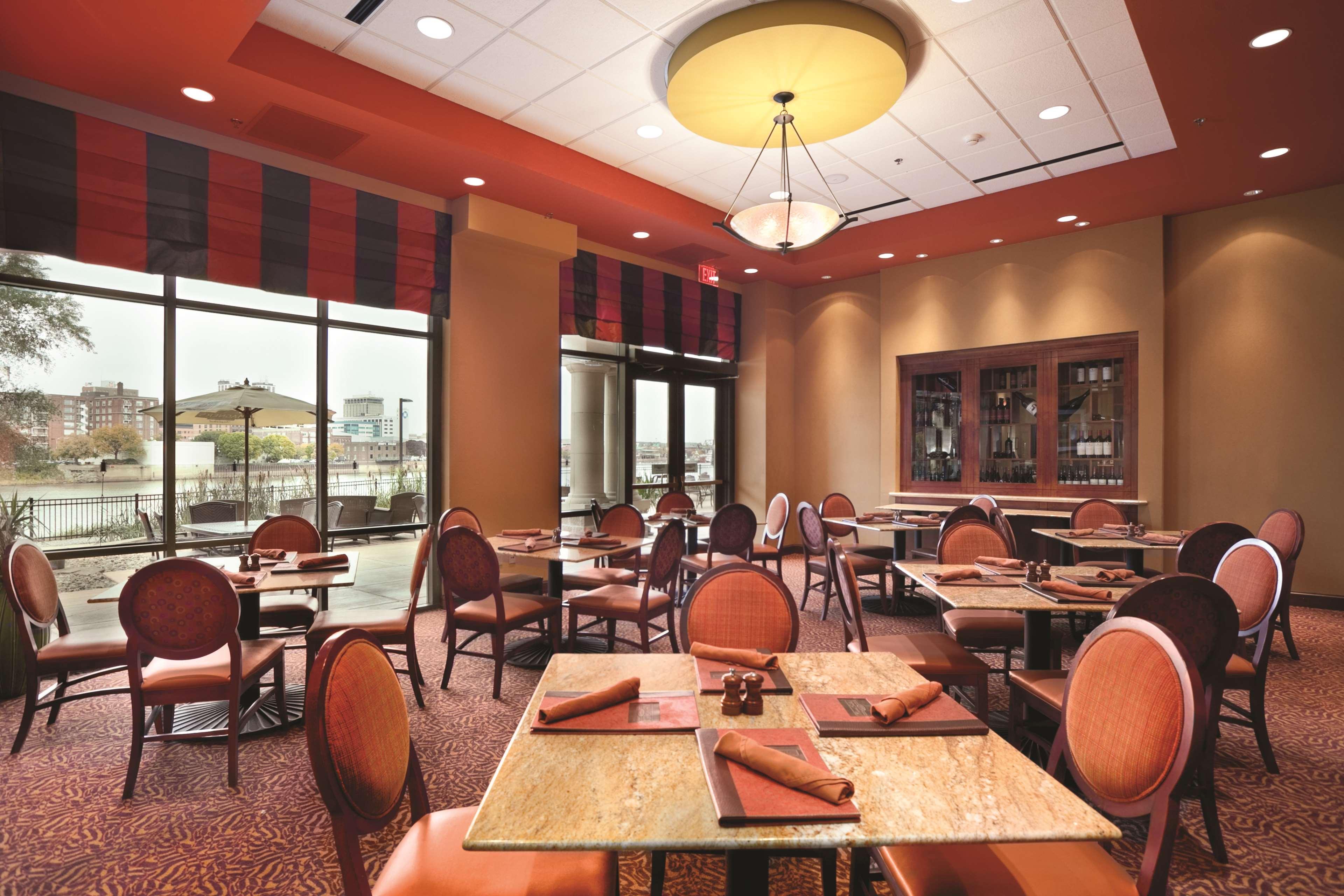 Embassy Suites East Peoria Hotel And Riverfront Conference Center Restaurace fotografie