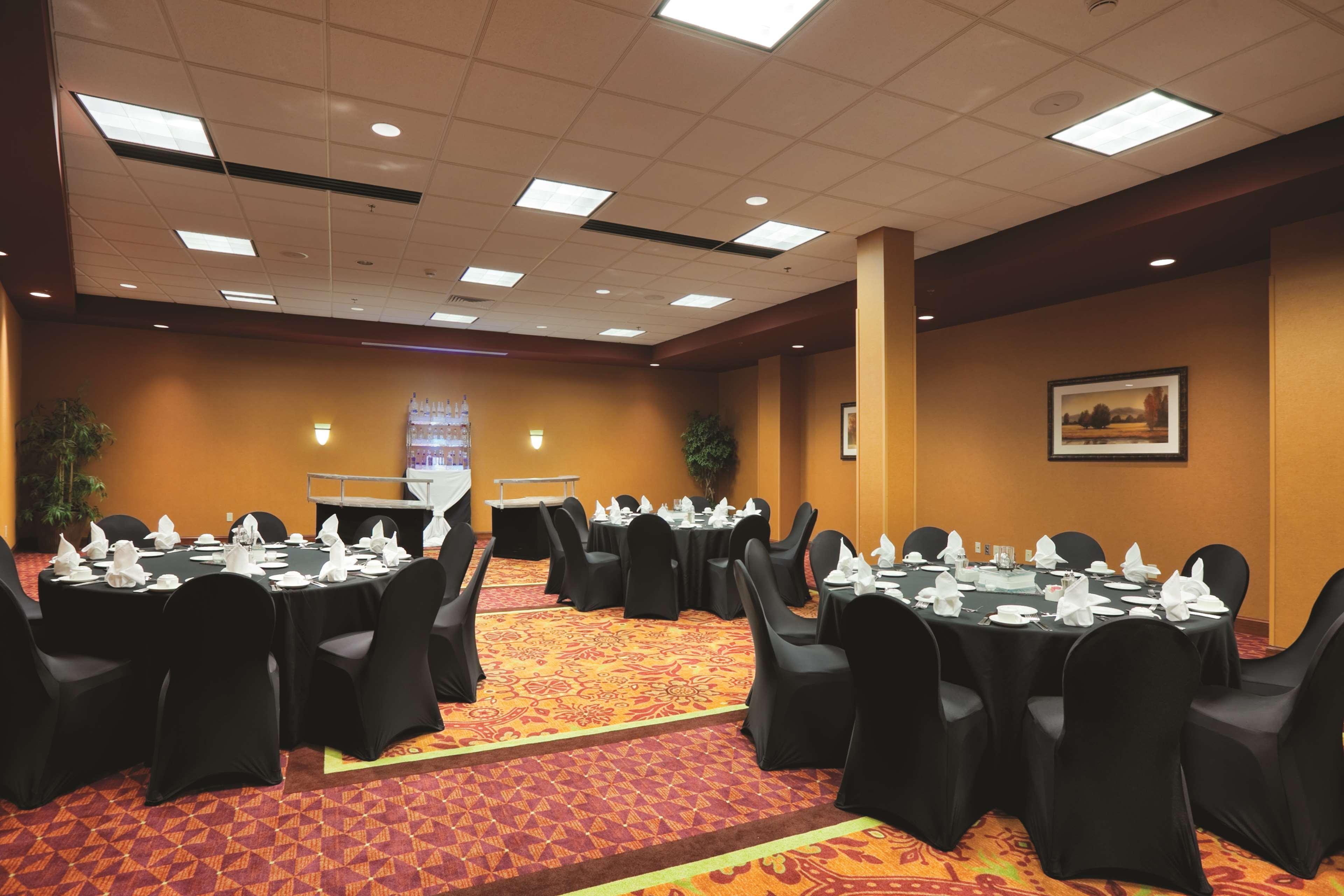 Embassy Suites East Peoria Hotel And Riverfront Conference Center Restaurace fotografie